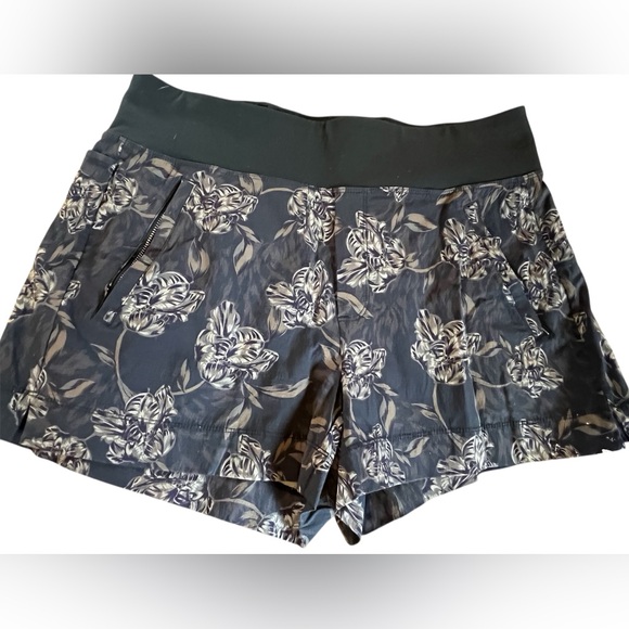 Athleta Pants - Athleta Trekkie North Printed Shorts Women's 12 Olive Army Green Floral like new
